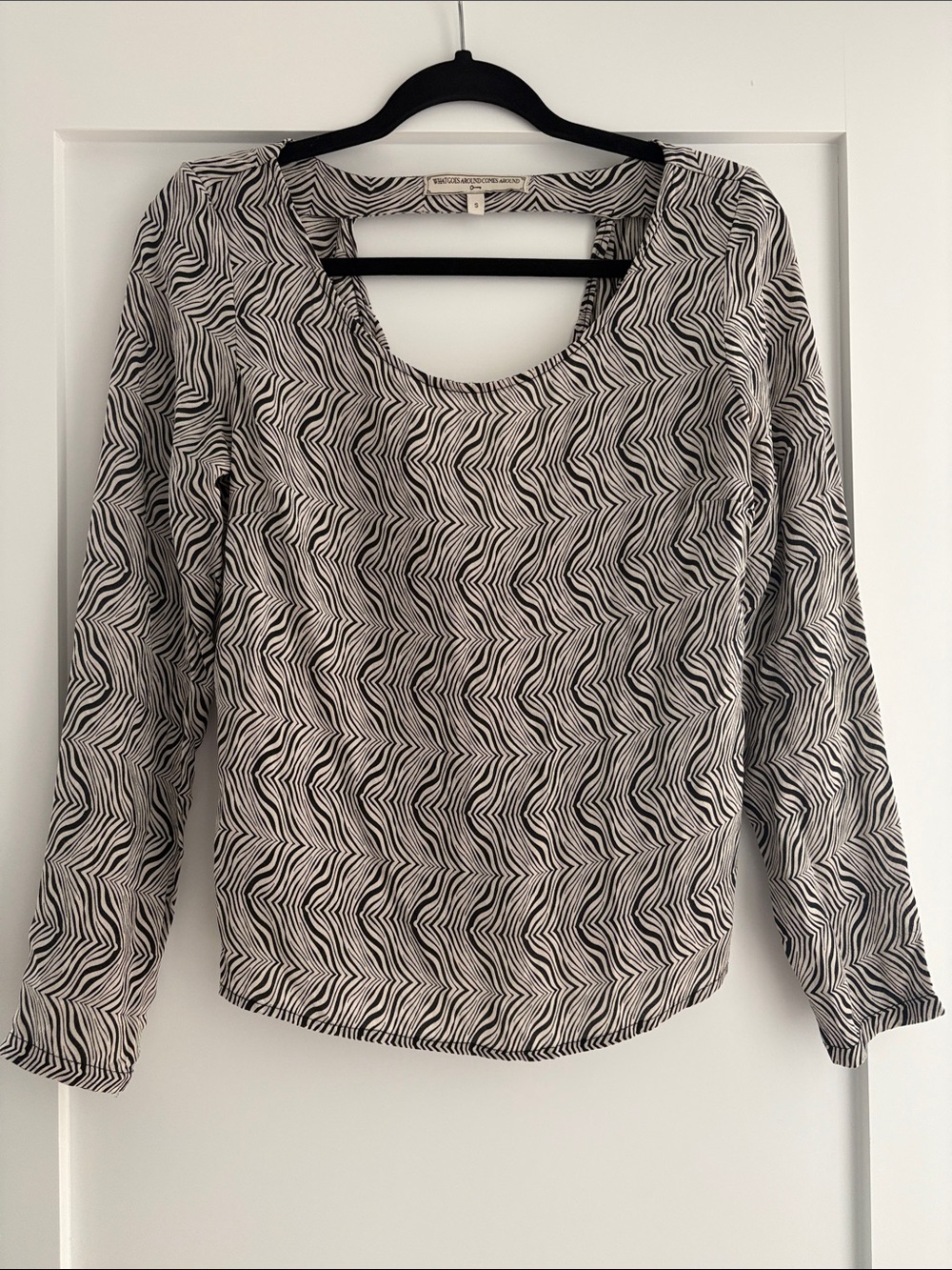 Black & White Wavy Stripe Scoop Neck Long Sleeve Top